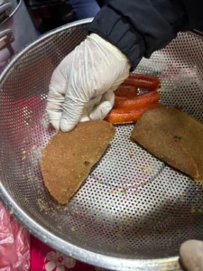 Personal de la Intendencia halló alimentos en mal estrado en puestos del mercado Lanza de La Paz. FOTO: GAMLP